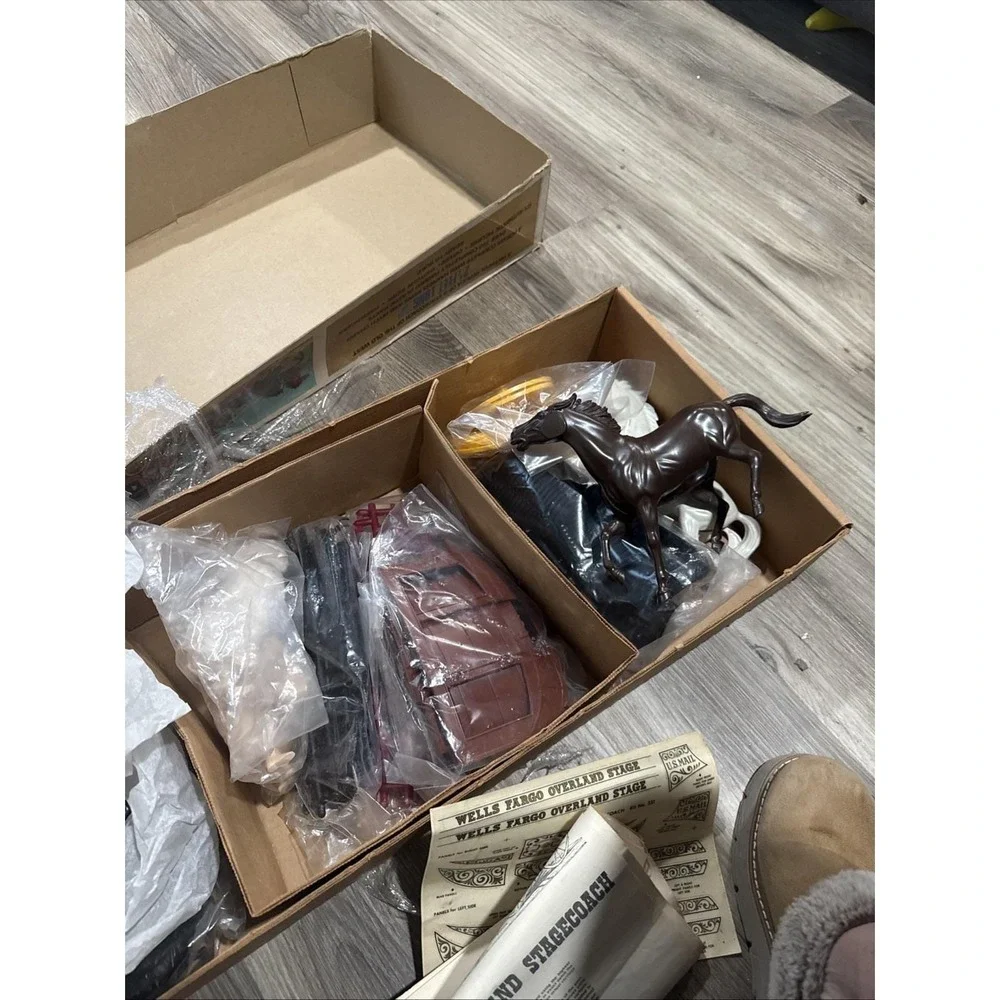 Lindberg Wells Fargo Overland Stagecoach 1:16 Plastic Model construction kit